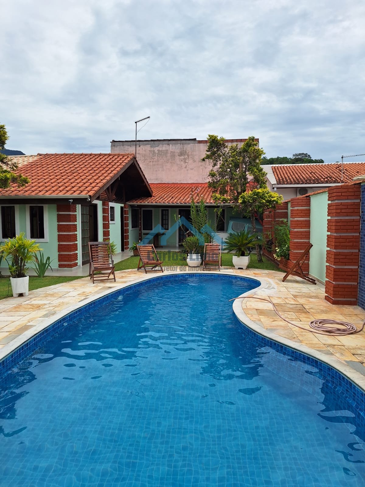 Casa á Venda em Caraguatatuba - Cocanha.
